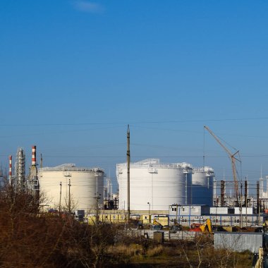 Rafineri. Rezervuarlar rafineri ürünleri depolama için. Düzeltme sütunlar.