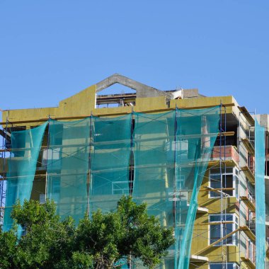 Yeni inşa edilen yüksek katlı binada güvenlik ağı