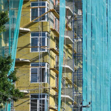 Yeni inşa edilen yüksek katlı binada güvenlik ağı