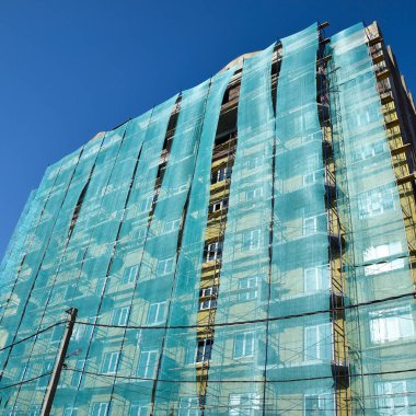 Yeni inşa edilen yüksek katlı binada güvenlik ağı