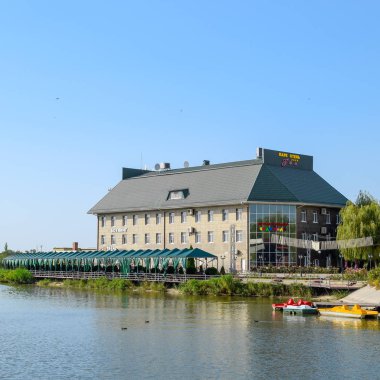 Binanın içinde şehir Slavyansk-Tarih-Kuban göl kenarında Park-otel-Uyut eğlence merkezinin.