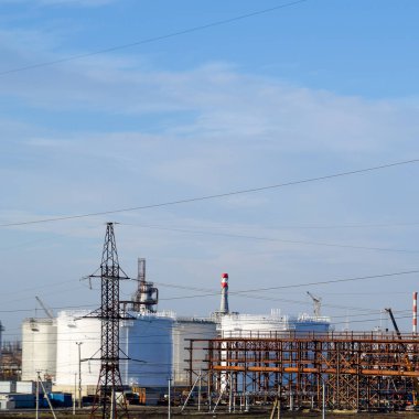 Dikey çeliği yerleştir. Petrol, benzin, gazyağı, dizel ve diğer sıvıları depolama kapasiteleri.