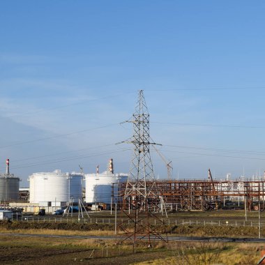 Dikey çeliği yerleştir. Petrol, benzin, gazyağı, dizel ve diğer sıvıları depolama kapasiteleri.