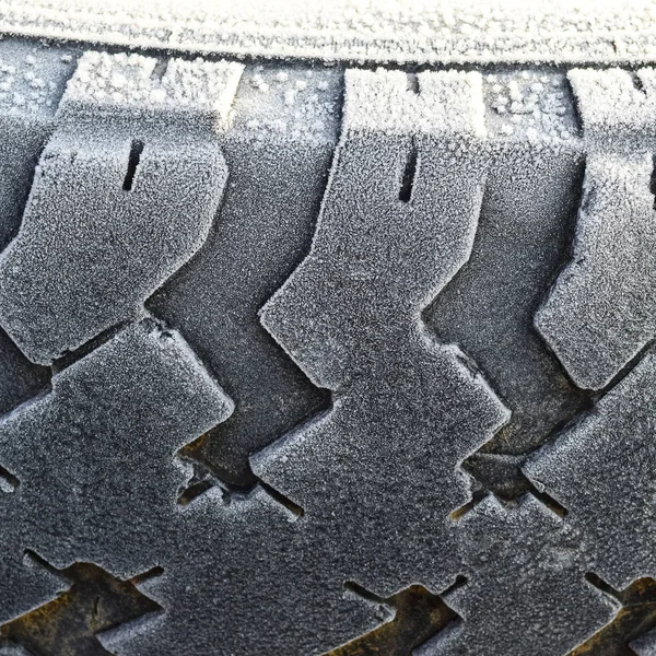 Hoarfrost en una rueda de goma — Foto de Stock