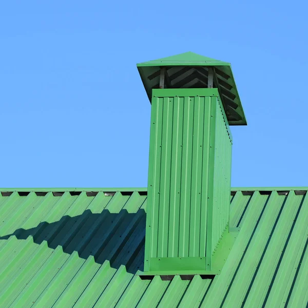 Capucha en el techo de chapas metálicas — Foto de Stock
