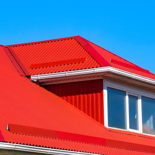 Haus mit Kunststofffenstern und rotem Dach aus Wellblech — Stockfoto