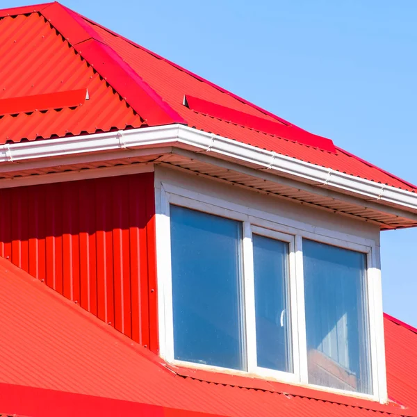 Maison avec fenêtres en plastique et un toit rouge en tôle ondulée — Photo