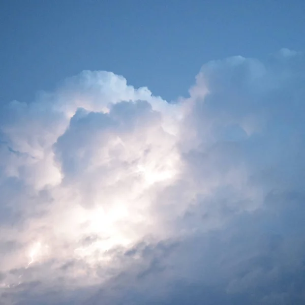 Relâmpagos em nuvens de tempestade — Fotografia de Stock