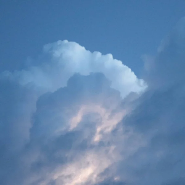 Foudre dans les nuages orageux — Photo
