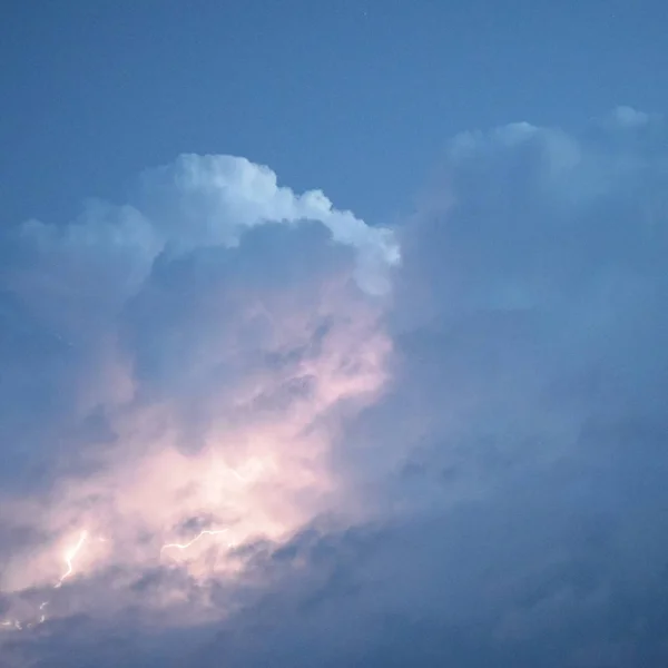 Foudre dans les nuages orageux — Photo