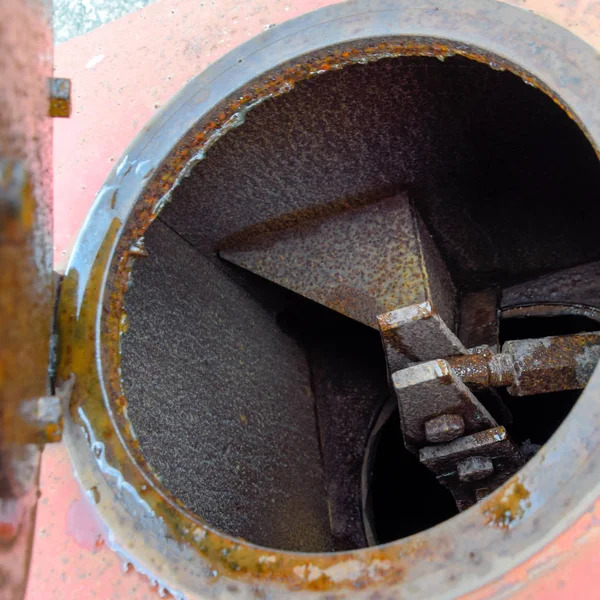 Open the hatch opening valve of the water discharge pipe. — Stock Photo, Image