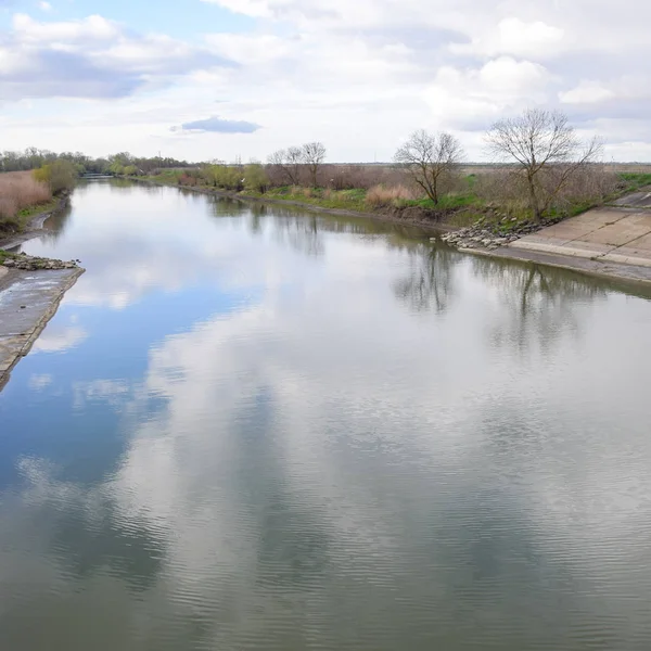 Bancs en béton pavé du canal d'irrigation à la sortie de la th — Photo