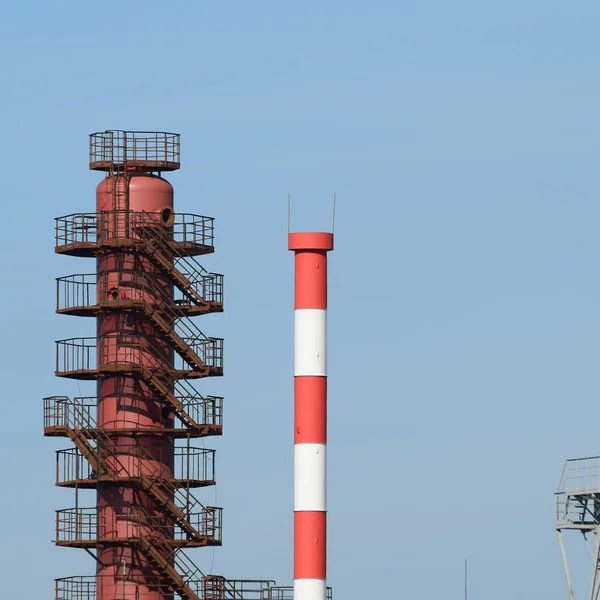 Hornos de refinería de tuberías y columna de destilación —  Fotos de Stock