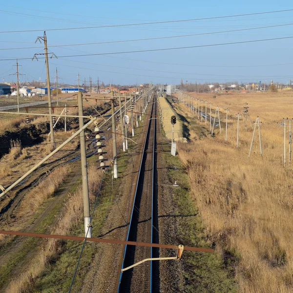 Telek vasúti. Szemközti nézet a sínen. Nagyfeszültségű távvezetékek elektromos vonatok — Stock Fotó