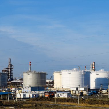 Dikey çeliği yerleştir. Petrol, benzin, gazyağı, dizel ve diğer sıvıları depolama kapasiteleri.