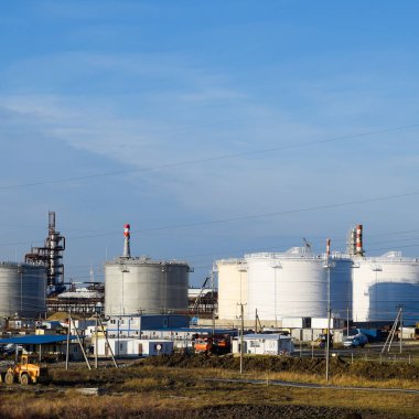 Dikey çeliği yerleştir. Petrol, benzin, gazyağı, dizel ve diğer sıvıları depolama kapasiteleri.