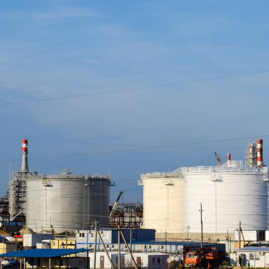 Dikey çeliği yerleştir. Petrol, benzin, gazyağı, dizel ve diğer sıvıları depolama kapasiteleri.