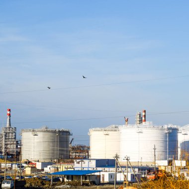 Dikey çeliği yerleştir. Petrol, benzin, gazyağı, dizel ve diğer sıvıları depolama kapasiteleri.