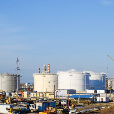 Dikey çeliği yerleştir. Petrol, benzin, gazyağı, dizel ve diğer sıvıları depolama kapasiteleri.