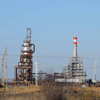 Yakıt petrol derin işleme sütun. Akaryakıt Isıtma için bir fırın. Yakıt petrol işleme. Petrol rafine.