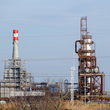 Yakıt petrol derin işleme sütun. Akaryakıt Isıtma için bir fırın. Yakıt petrol işleme. Petrol rafine.