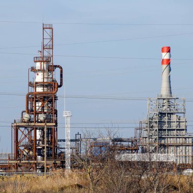 Yakıt petrol derin işleme sütun. Akaryakıt Isıtma için bir fırın. Yakıt petrol işleme. Petrol rafine.