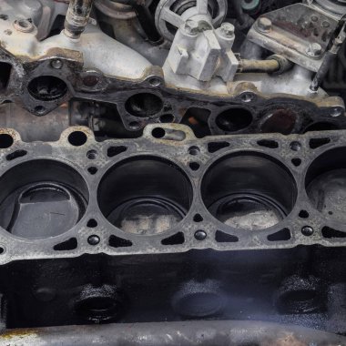 Dört silindirli motorun silindir bloğu. Tamir için parçalanmış motorlu araç. Motor yağının parçaları. Araç motoru tamiri serviste.