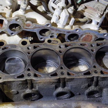 Dört silindirli motorun silindir bloğu. Tamir için parçalanmış motorlu araç. Motor yağının parçaları. Araç motoru tamiri serviste.
