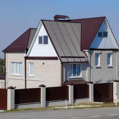 Evim bir tavan ve kombine bir çatı ile.