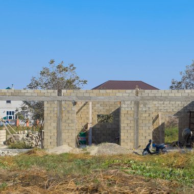 Bir kül blok bitmemiş evden. Yapım aşamasında binanın duvarları.