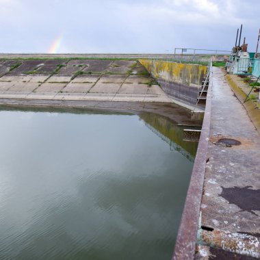 Vanaları pompa istasyonu bir su boruları açmak için. Ağ Geçidi ope