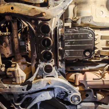 Arabadan aşağıdan görüntüleyin. Autoservice merkezi. Araç bakım.
