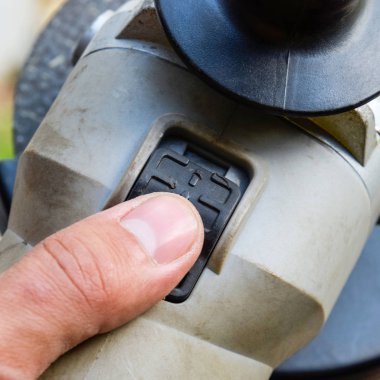 İş el değirmenleri ve parmak tetikte tutar