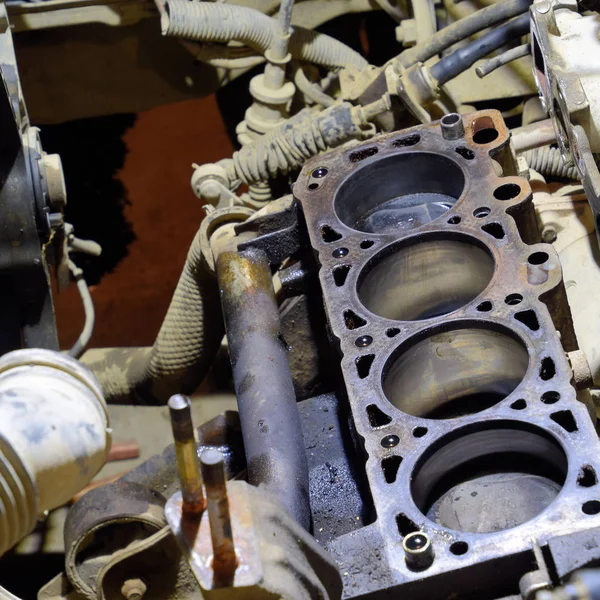 4気筒エンジンのシリンダーブロック。修理のために分解されたモータ車。エンジンオイルの部品。サービスの車のエンジン修理 — ストック写真