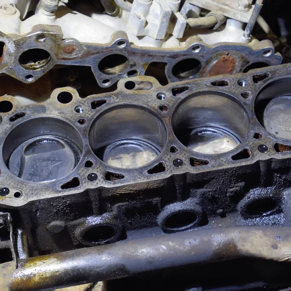四缸发动机的气缸块。拆开的机动车修理.发动机机油的零件。维修中的汽车引擎 — 图库照片
