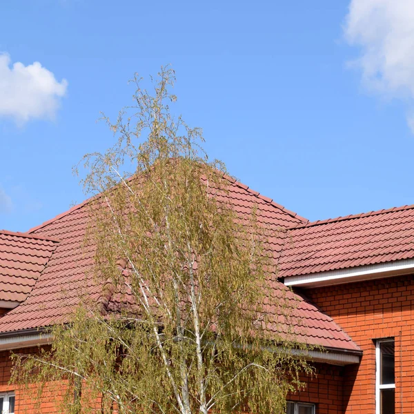A casa com um telhado de azulejos clássicos — Fotografia de Stock