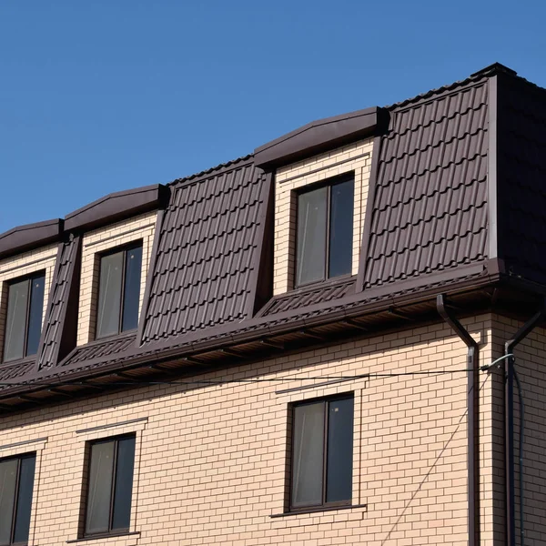 A casa com janelas plásticas e um telhado de folha ondulada — Fotografia de Stock