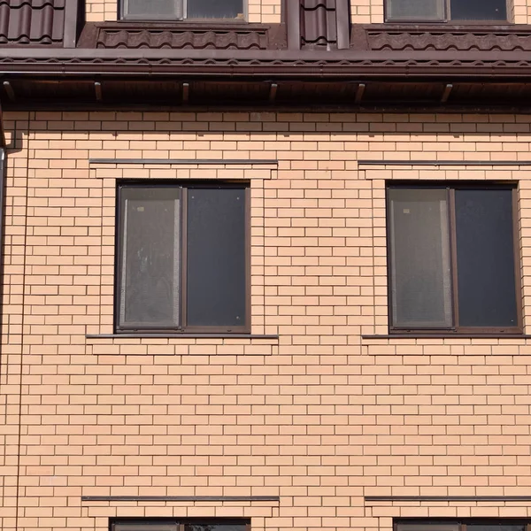 La casa con ventanas de plástico y un techo de chapa corrugada —  Fotos de Stock