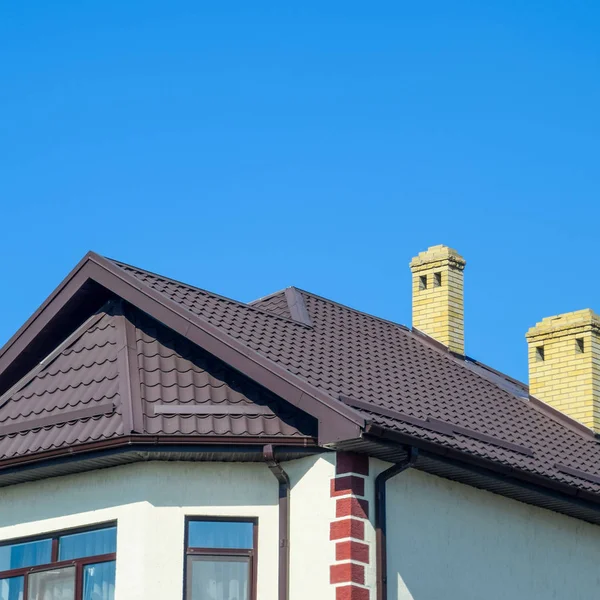 Casa com janelas de plástico e telhado de chapa ondulada. Telhado de forma ondulada perfil de metal na casa com janelas de plástico — Fotografia de Stock