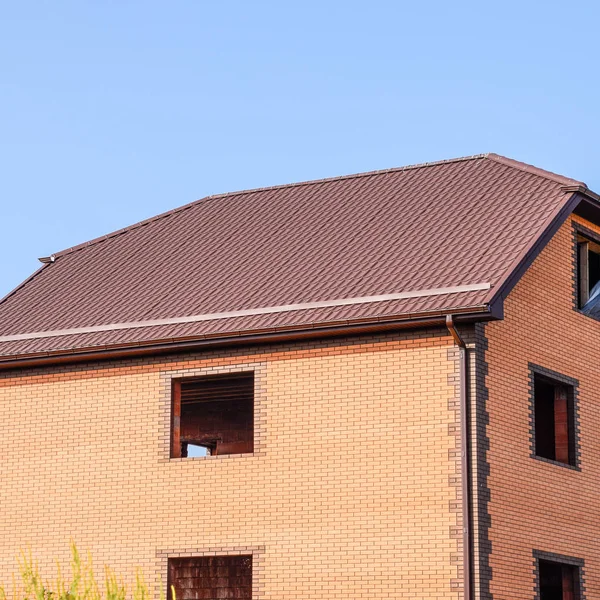 La casa con ventanas de plástico y un techo de chapa corrugada — Foto de Stock