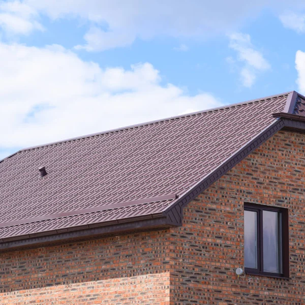 Plastik pencere ve oluklu levha bir çatı ile ev — Stok fotoğraf