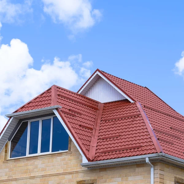 Plastik pencere ve oluklu levha bir çatı ile ev — Stok fotoğraf