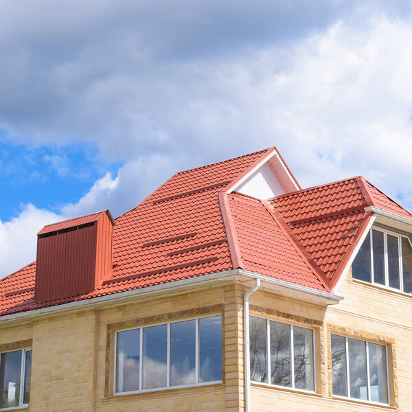 Дом с пластиковыми окнами и крышей из гофрированного листа
