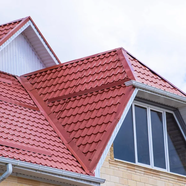 Het huis met kunststof ramen en een dak van golfplaten — Stockfoto