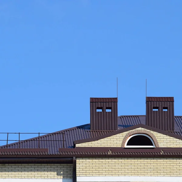 Das Dach eines mehrstöckigen Gebäudes — Stockfoto