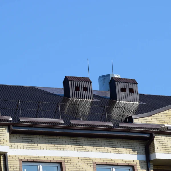 O telhado de um edifício de vários andares — Fotografia de Stock