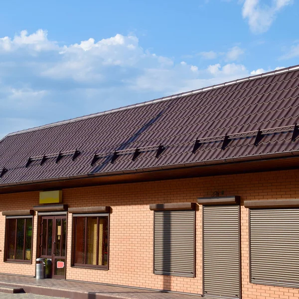 Taket av korrugerad plåt på en byggnad — Stockfoto