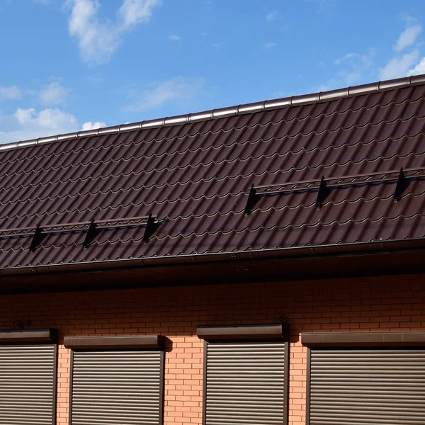 O telhado de folha ondulada em um edifício — Fotografia de Stock