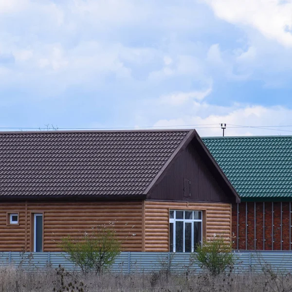 Das Dach aus Wellblech auf den Häusern — Stockfoto
