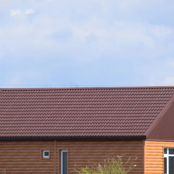 The roof of corrugated sheet on the houses — Stock Photo, Image